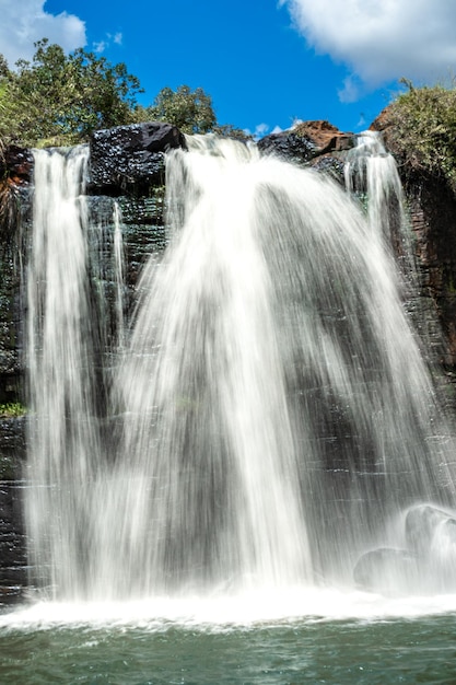 Ein natürlicher wasserfall in den regenwäldern südamerikas