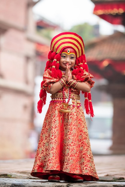 Ein nepalesisches Mädchen kleidet sich anlässlich der Kumari Puja Nepal wie eine lebende Göttin des hinduistischen Gottes Kumari