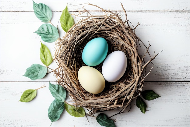 Ein Nest mit blauen und weißen Eiern und grünen Blättern auf einem weißen Holztisch.