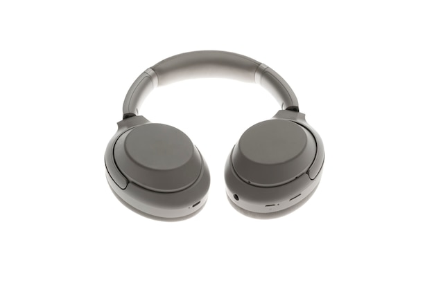 Ein neuer moderner grauer kabelloser Kopfhörer, Audiostudiogerät isoliert