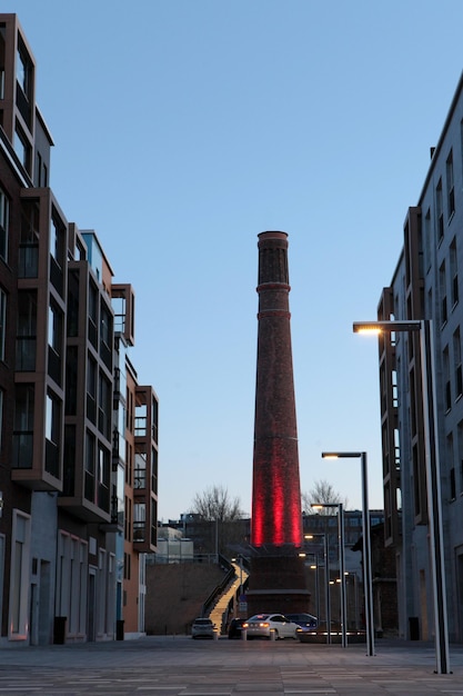 Ein neues Wohngebiet am Port Noblessner in Tallinn, Estland. Modernes Stadtviertel. Altes rotes Rohr aus Ziegeln.