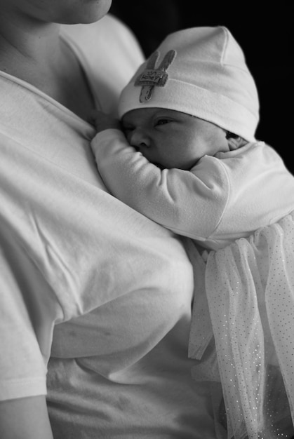 ein neugeborenes baby ein kleines mädchen liegt mädchen haus nach hause foto kind brauner hintergrund hintergrund