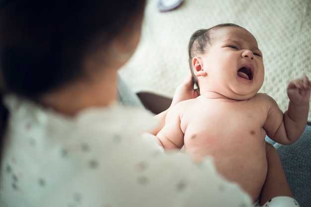 Ein neugeborenes Baby in der Hand seiner Mutter