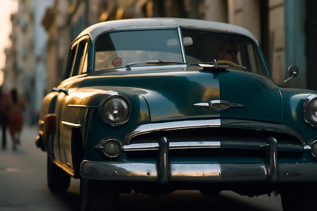 Ein nicht wiederzuerkennendes altes Auto fährt auf einer Straße in Havanna, wobei der Arm des Beifahrers sichtbar ist