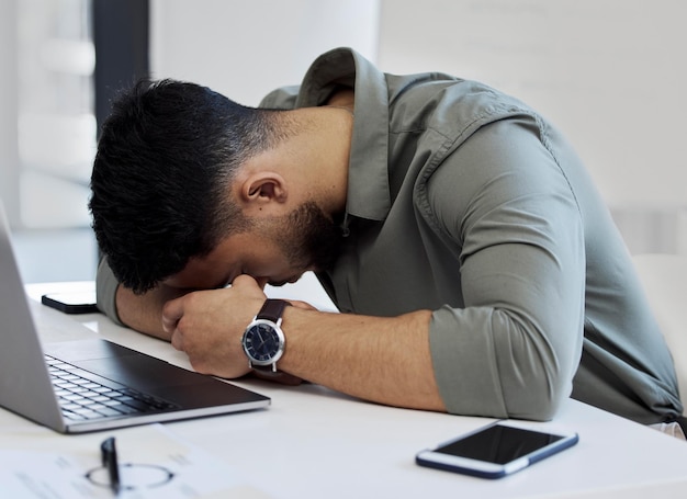 Ein Nickerchen könnte helfen Aufnahme eines jungen Geschäftsmannes, der bei der Arbeit in einem Büro schläft