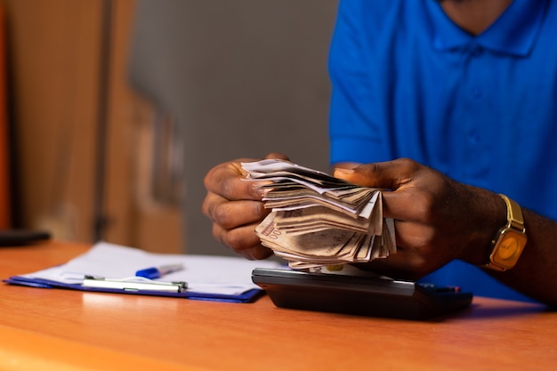 Ein nigerianischer Mann, der Geld zählt