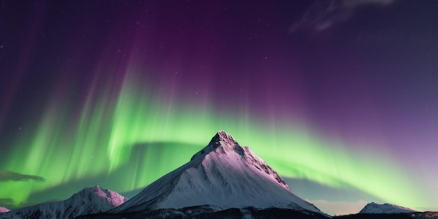 Ein Nordlicht zeigt sich über einem Berg