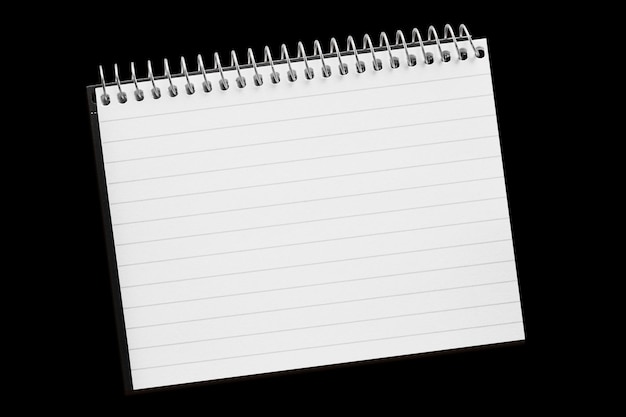 Ein Notizbuch mit Papierseiten, isoliert auf schwarzem Hintergrund