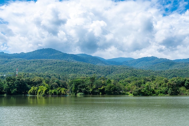 Ein öffentlicher Ort Freizeitreisen Landschaft Seeblick an der Ang Kaew Chiang Mai Universität und Doi Suthep Naturwald Blick auf die Berge Frühling bewölkter Himmel Hintergrund mit weißen Wolken