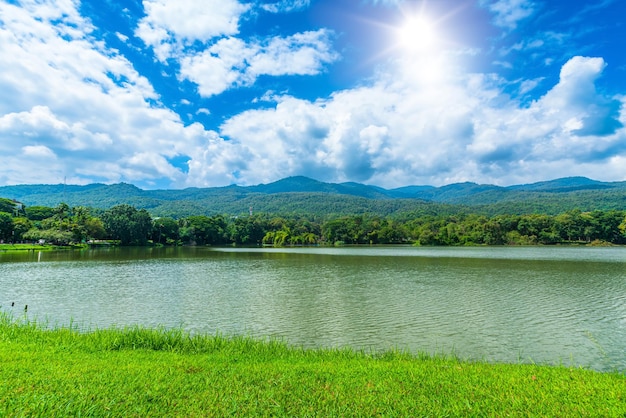 Ein öffentlicher Ort Freizeitreisen Landschaft Seeblick an der Ang Kaew Chiang Mai Universität und Doi Suthep Naturwald Blick auf die Berge Frühling bewölkter Himmel Hintergrund mit weißen Wolken