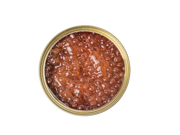 Ein offenes Eisenglas gefüllt mit rotem Kaviar isoliert auf einer weißen Wand. Natürliches gesundes Meeresprodukt.