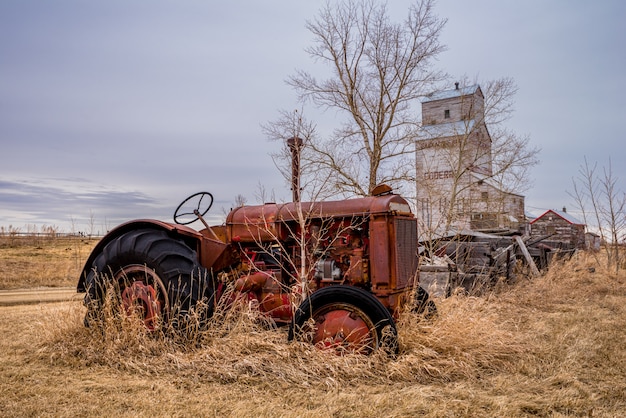 Ein Oldtimer-Traktor mit dem Aufzug Coderre, Saskatchewan
