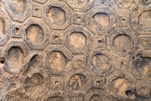 Ein Ornament, das in die Decke der Uplistsikhe-Höhle gehauen wurde