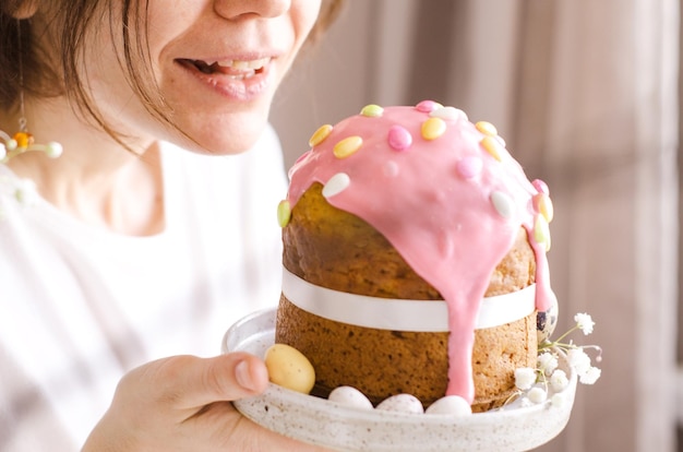 Ein Ostern Cupcake in den Händen einer Frau Osterkuchen mit Zuckerguss Das Konzept der Ostern-Hintergrund