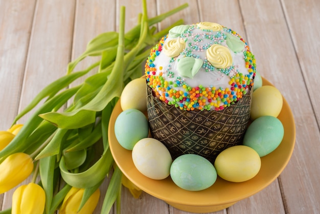 Ein ostern-kuchen in der form des braunen papiers auf gelbem hellem.