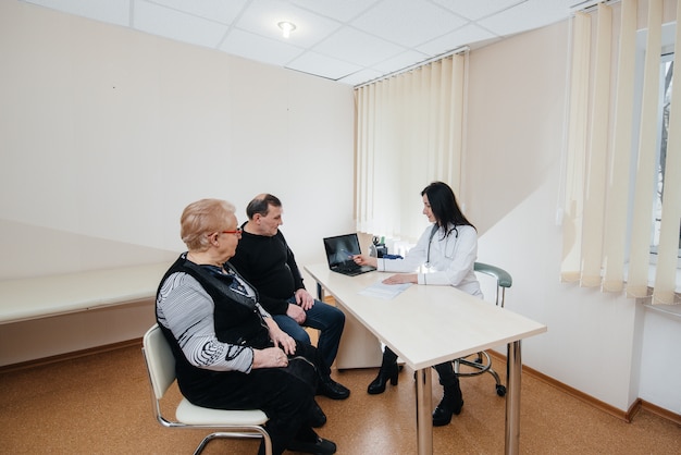 Ein paar ältere Menschen bei einem persönlichen Arzttermin in einem medizinischen Zentrum. Medizin und Gesundheitswesen