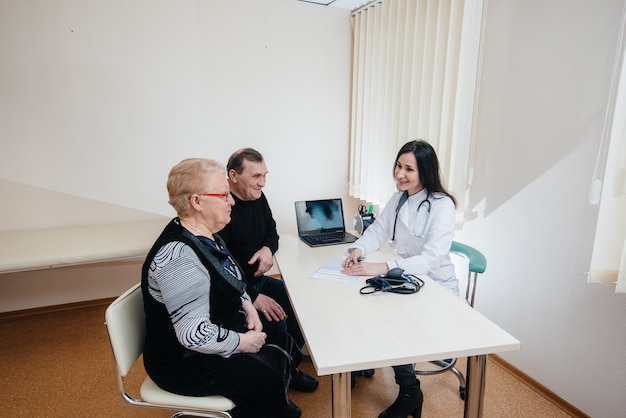 Ein paar ältere Menschen bei einem persönlichen Arzttermin in einem medizinischen Zentrum. Medizin und Gesundheitswesen