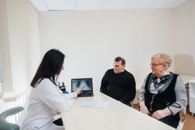 Ein paar ältere Menschen bei einem persönlichen Arzttermin in einem medizinischen Zentrum. Medizin und Gesundheitswesen.