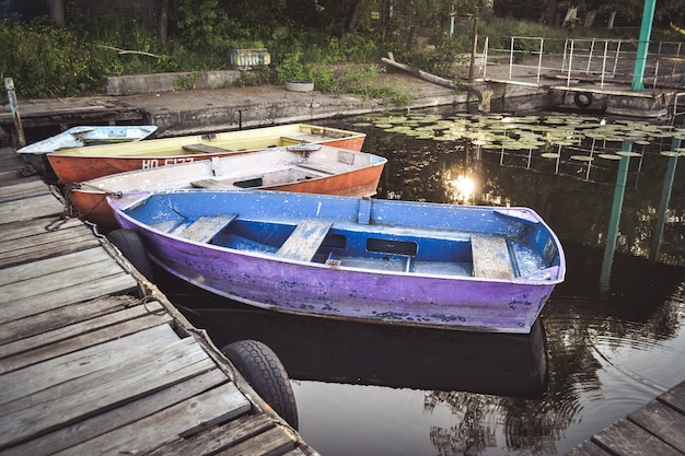 Ein paar alte Boote am Dock