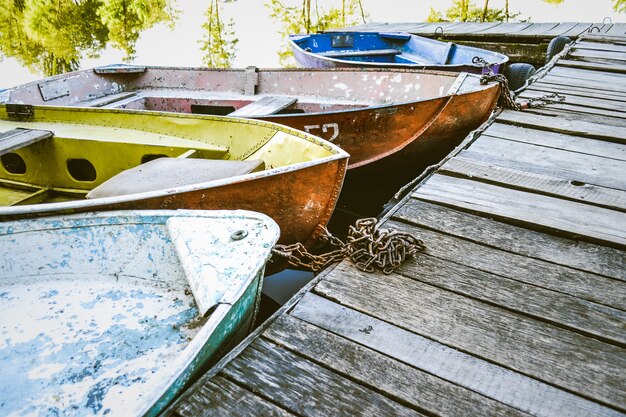 Ein paar alte Boote am Dock