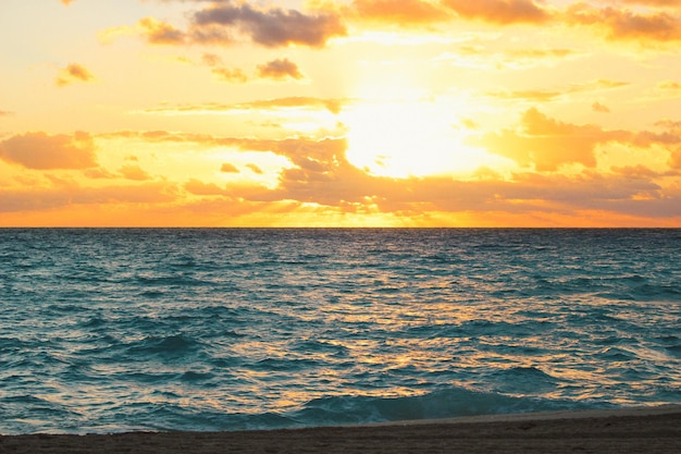 Ein Paar am Strand bei Sonnenuntergang