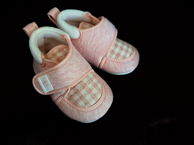 Foto ein paar babyschuhe in rosa farbe