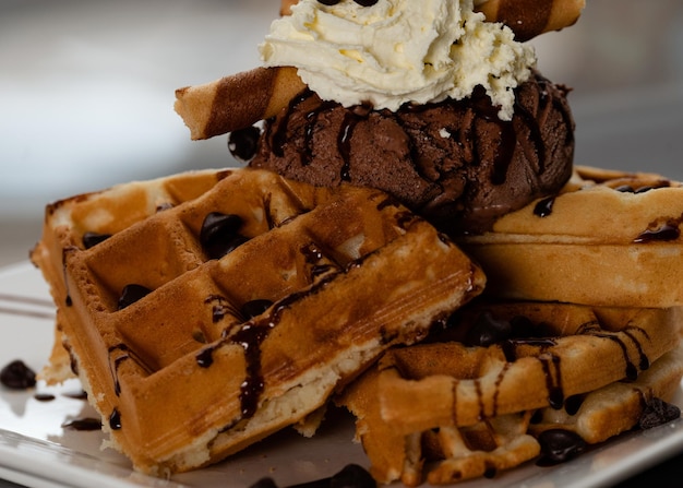 Ein paar belgische Waffeln auf einem Teller in einem Café