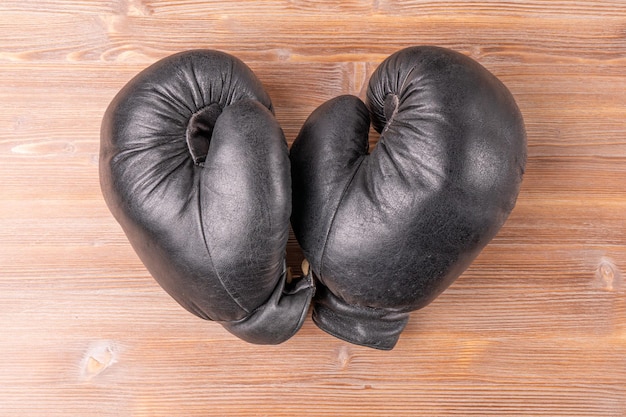 Ein Paar Boxhandschuhe auf einem Holztisch