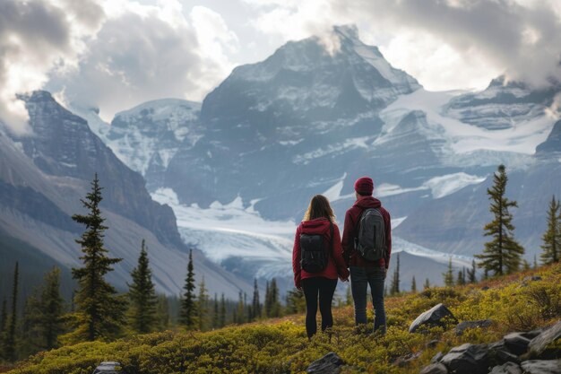 Foto ein paar, das die weite der berge umarmt