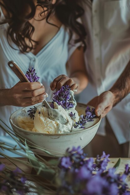 Ein Paar, das handgefertigte Lavendel-Eis mit Blütenduft in der Luft schmeckt, süße Erinnerungen.