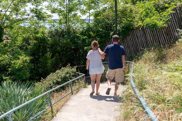 Ein Paar, das in einer Gasse spazieren geht, geht zum Strand in der Bucht von Arcachon in Frankreich