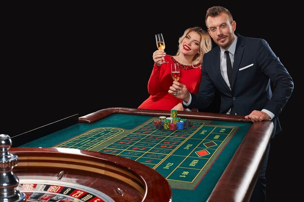 Ein Paar, das Roulette spielt, gewinnt im Casino. Spielsucht. den Sieg feiern und gewinnen