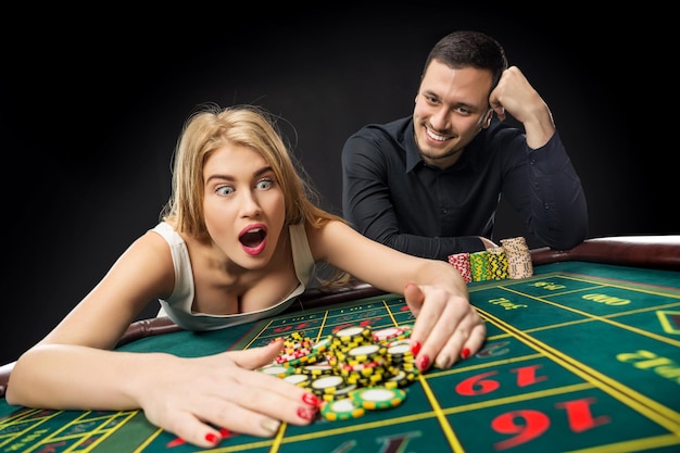 Ein Paar, das Roulette spielt, gewinnt im Casino