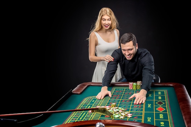 Ein Paar, das Roulette spielt, gewinnt im Casino