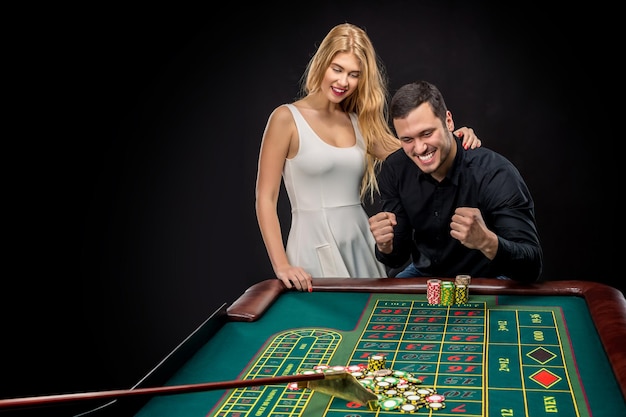 Ein Paar, das Roulette spielt, gewinnt im Casino