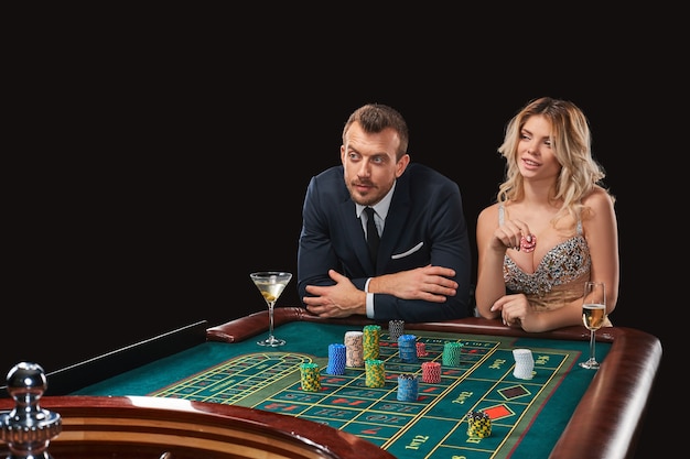 Ein Paar, das Roulette spielt, gewinnt im Casino.