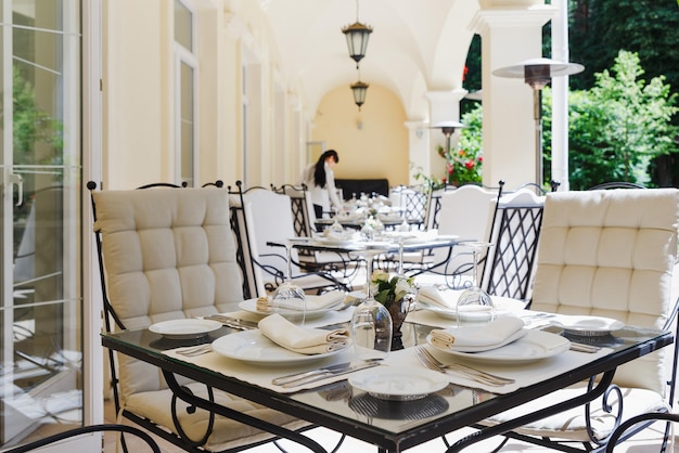 Ein paar der gedeckten Tische im Außenbereich des Restaurants