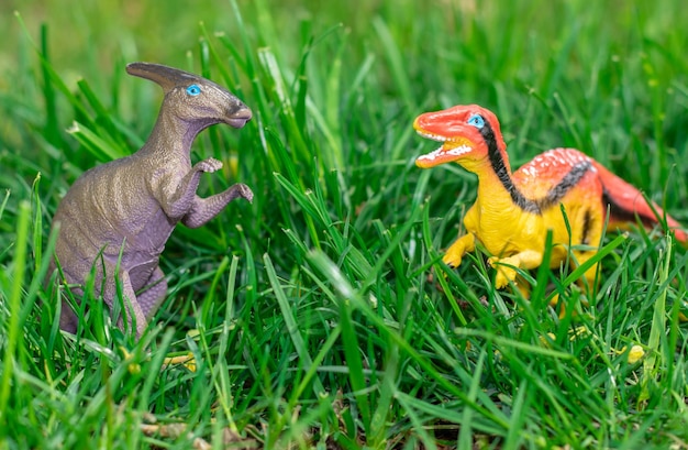 ein paar dinosaurier spielzeug im grünen gras glücklicher dinosauriertag 15. mai und 1. juni faszinierender dinosaurier