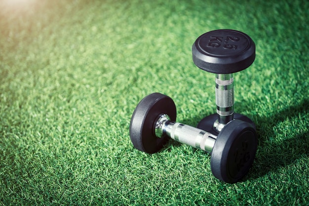 Ein Paar Dumbells auf Boden in einer Sport-Fitness-Studio.