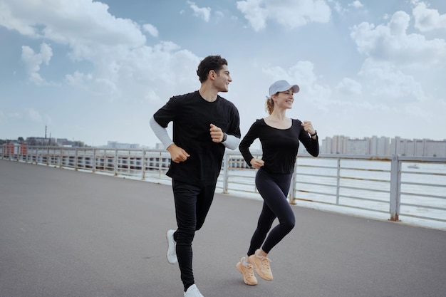 Ein Paar, eine Frau und ein Mann, die zusammen Fitnesstraining in Sportbekleidung ausführen Gesunder Lebensstil