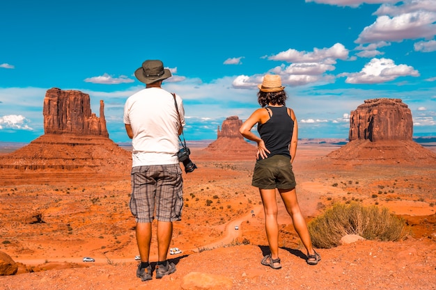 Ein paar Europäer im Monument Valley National Park im Besucherzentrum.