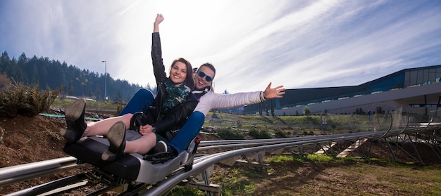 Foto ein paar fährt auf einer alpenbahn