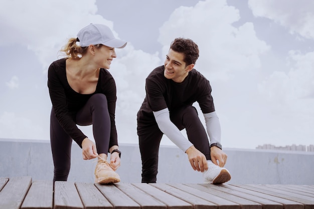 Ein paar Freunde, eine Frau und ein Mann, laufen zusammen Fitnesstraining in Sportbekleidung Gesunder Lebensstil