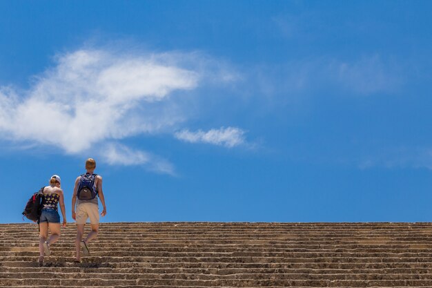 Ein paar geht eine alte Treppe hinauf