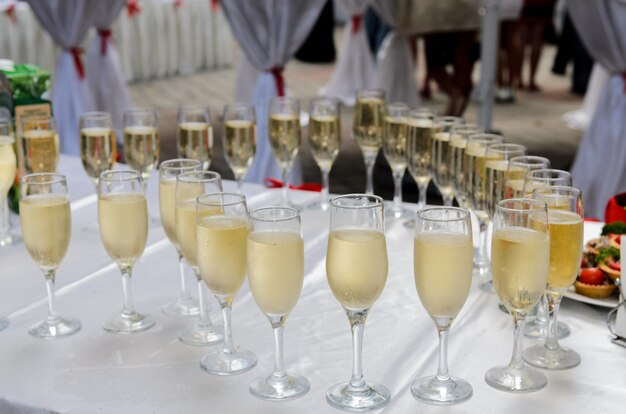 Ein paar Gläser Champagner auf einem Tisch in Herzform arrangiert