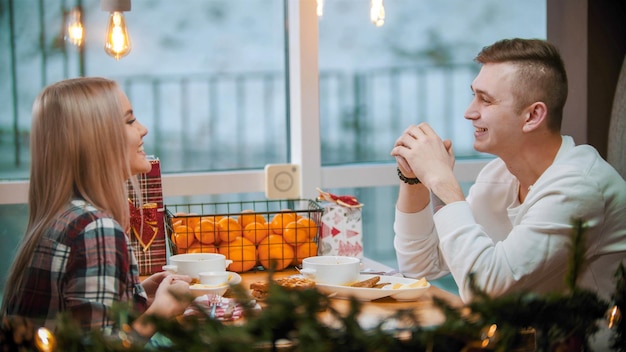 Ein Paar im Café, das frühstückt und miteinander redet
