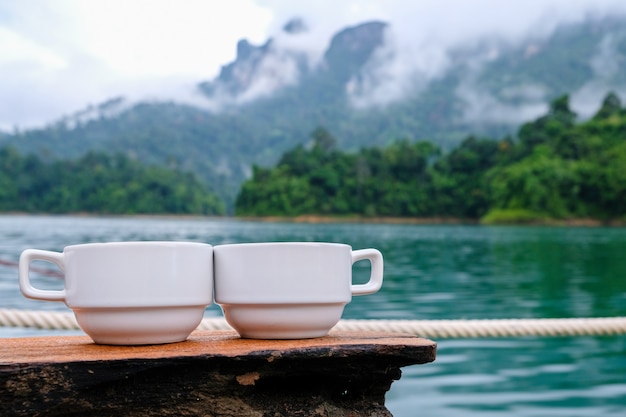 ein paar Kaffeetassen auf Natur Hintergrund