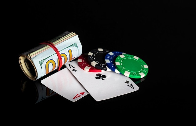 Ein Paar Kartenkombination und Dollar und Chips Gewinnkombination in einem Pokerclub oder Casino