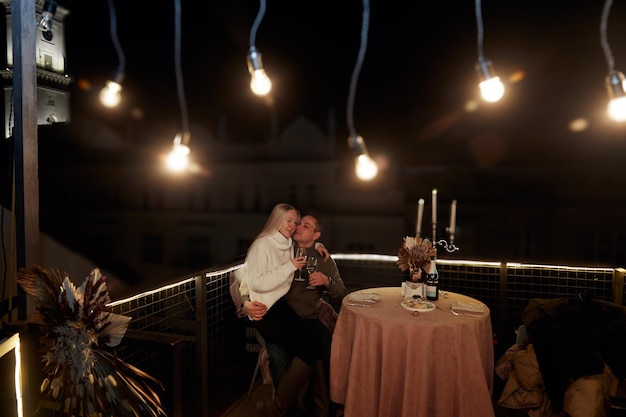 Ein Paar klingelt mit einem Glas Champagner bei einem romantischen Abendessen in einem Restaurant