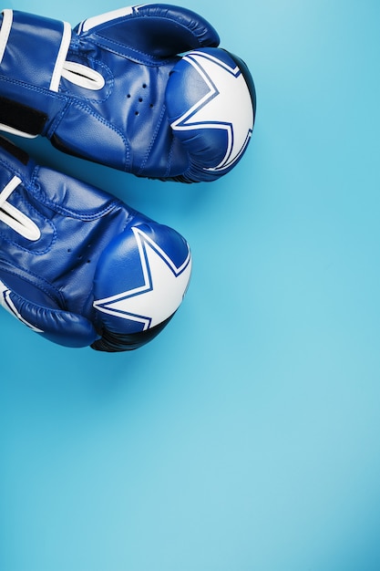 Foto ein paar leder boxhandschuhe auf einem blauen hintergrund